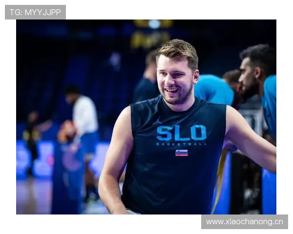 卢卡·东契奇背着旧运动包从豪宅里出来那一刻，感觉像在看别人家的反差剧