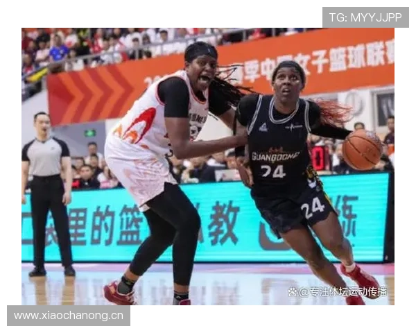 篮球规则里球碰到裁判怎么处理？违例还是继续比赛？